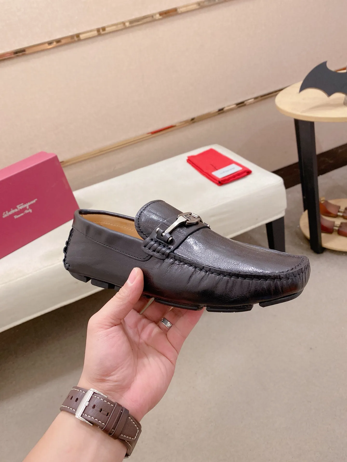 Factory price: 540💰High-end quality! Ferragamo🆕🆕Exclusive hot-selling products in stock🔥🔥New products on the shelves, high-quality Ferragamo men's pea shoes, high-end casual driving shoes, with complete packaging! 💪 💪 Material: imported first-layer cowhide 🐂 + imported high-quality water-dyed cowhide lining + wear-resistant outsole 👍🏻👍🏻 Features: high-end and comfortable, purely handmade 🚀 🚀 Create the perfect shoe that suits you best 🔥 🔥 Size: (38-44) 45 standard size can be customized!